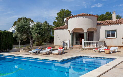 Villa Cala Vidre a: Vand, Sky, Himmel, Ejendom, Plante, Svømmepøl, Bygning, Træ, Azure, Vindue