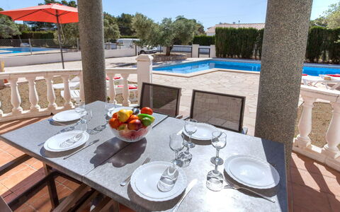 Villa Cala Vidre a: Bord, Bordservice, Møbel, Vand, Ejendom, Blomsterkrukke, Stol, Himmel, Tallerkner, Udendørs Bord
