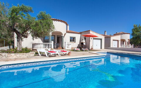 Villa Cala Vidre a: Vand, Plante, Himmel, Bygning, Svømmepøl, Træ, Azure, Badeby, Udendørs Møbler, Hus
