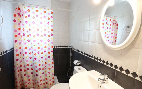 Villa Cala Nova B: Badeværelse, Ejendom, Værelse, Flise, Toilet, Toiletbræt, Lyserød, Indretning, Væg, Etage