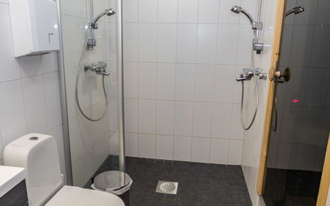 Villa Vuosseli C 2: Badeværelse, Sanitærarmatur, Toilet, Gulvbelægning, Etage, Toiletbræt, Bruser, Vvs, Indretning, Brusehoved