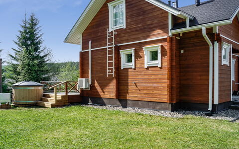 Aamukajo: Møbel, Indretning, Gulvbelægning, Etage, Bord, Loft, Køkken & Spisebord, Belysning, Stol, Hjem
