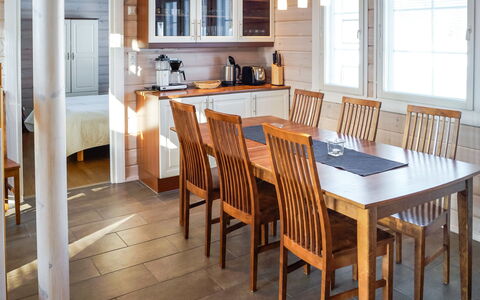 Aamukajo: Møbel, Indretning, Gulvbelægning, Etage, Bord, Loft, Køkken & Spisebord, Belysning, Stol, Hjem