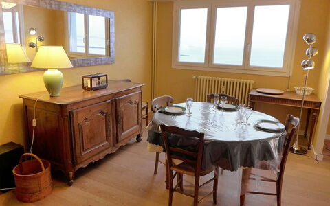 Le Grand Large: Møbel, Vindue, Bord, Ejendom, Cabinetry, Træ, Indretning, Belysning, Køkken & Spisebord