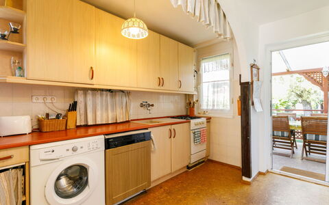 Aurora: Cabinetry, Countertop, Køkken Apparat, Vindue, Køkken, Komfur, Husholdningsapparat, Træ, Indretning, Gulvbelægning