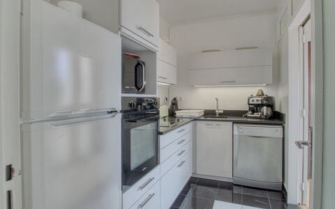 Les Terrasses: Cabinetry, Køkken Apparat, Countertop, Husholdningsapparat, Køkken, Komfur, Bygning, Større Bandage, Etage, Gulvbelægning