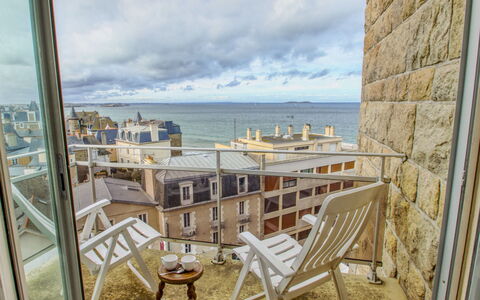 Les Terrasses: Sky, Himmel, Ejendom, Bygning, Møbel, Vand, Træ, Stol, Bord, Udendørs Møbler