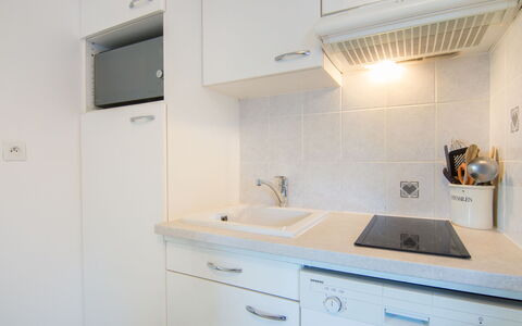 Aillerie: Cabinetry, Tap, Køkkenvask, Countertop, Ejendom, Håndvask, Møbel, Køkken, Bygning, Skuffe