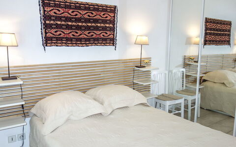 Le Madrilène: Soveværelse, Møbel, Værelse, Seng, Ejendom, Bed Frame, Indretning, Væg, Sengetøj, Etage