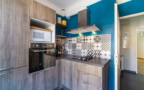 Boutin: Cabinetry, Countertop, Møbel, Køkken, Træ, Komfur, Indretning, Etage, Gulvbelægning, Stue