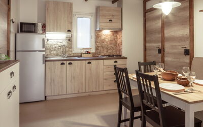 Camping Mon Perin **** 310.11: Countertop, Værelse, Møbel, Køkken, Cabinetry, Indretning, Ejendom, Bygning, Etage, Loft
