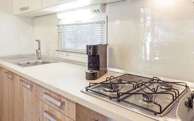 Camping Mon Perin **** 310.21: Ejendom, Countertop, Værelse, Køkken, Håndvask, Køkkenvask, Cabinetry, Møbel, Indretning, Flise