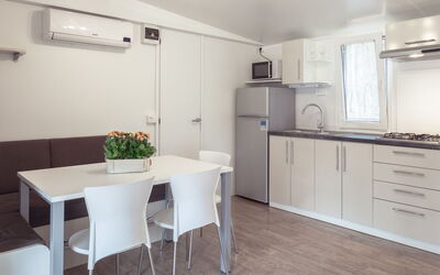 Camping Mon Perin **** 310.7: Værelse, Ejendom, Hvid, Møbel, Køkken, Indretning, Bygning, Etage, Countertop, Cabinetry