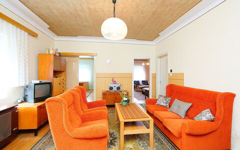 Peach: Værelse, Stue, Orange, Møbel, Indretning, Ejendom, Bygning, Gul, Loft, Suite
