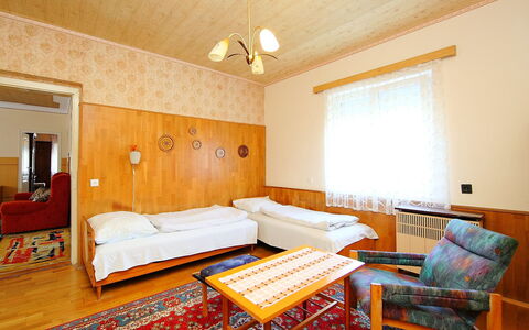 Peach: Værelse, Møbel, Ejendom, Indretning, Bygning, Etage, Hus, Loft, Stue, Væg
