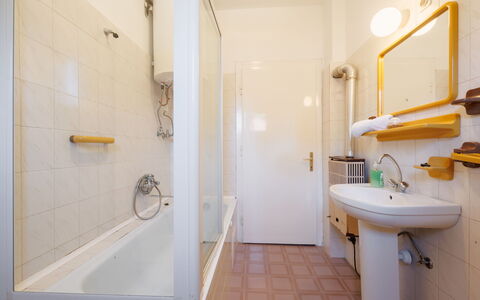 Peach: Badeværelse, Væg, Gulvbelægning, Sanitærarmatur, Badeværelsesvask, Etage, Indretning, Vvs, Loft, Tap