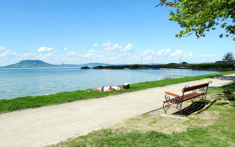 Peach: Vand, Himmel, Sky, Plante, Grøn, Naturlige Landskab, Udendørs Bench, Vegetationen, Land Lot, Sø