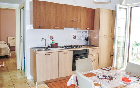 Casale Cilento: Cabinetry, Møbel, Countertop, Køkkenvask, Håndvask, Træ, Komfur, Tap, Køkken, Vindue