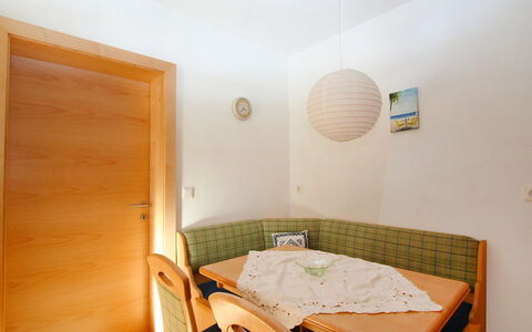 Ferien 1: Værelse, Møbel, Ejendom, Seng, Soveværelse, Indretning, Bygning, Bed Frame, Hus, Etage