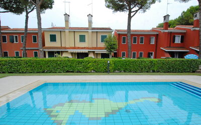 Bibione 310: Vand, Plante, Daytime, Ejendom, Bygning, Svømmepøl, Himmel, Vindue, Azure, Natur