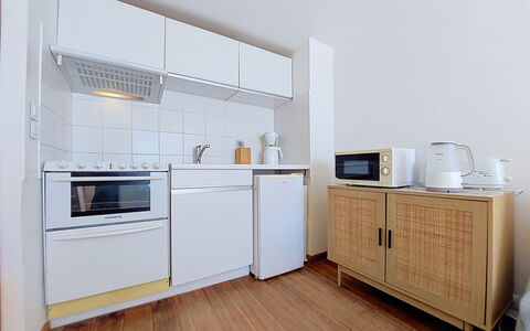 Le Platin: Møbel, Gulvbelægning, Indretning, Etage, Træ, Større Bandage, Køkken, Køkken Apparat, Cabinetry, Trægulve
