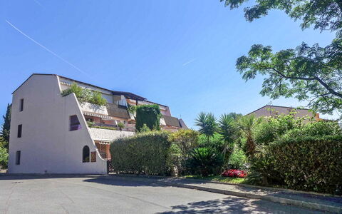 La Ciotat 207: Himmel, Plante, Bygning, Vindue, Træ, Vejbelægning, Land Lot, Asfalt, Urban Design, Boligområde