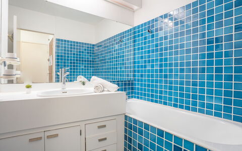 La Ciotat 207: Spejl, Ejendom, Sanitærarmatur, Cabinetry, Håndvask, Badeværelsesskab, Purple, Badeværelse, Azure, Blå
