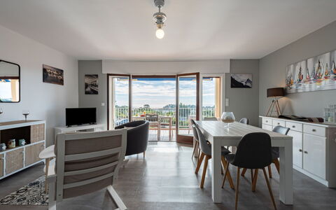 Cavalaire 158: Møbel, Billedramme, Cabinetry, Stol, Bord, Belysning, Træ, Stueplante, Indretning, Stue