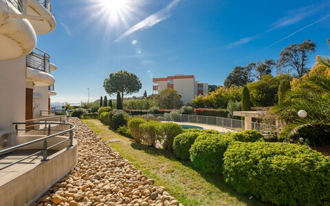 Les Rivages de L'Esterel: Sky, Himmel, Plante, Daytime, Træ, Bygning, Land Lot, Sollys, Vejbelægning, Gadebelysning