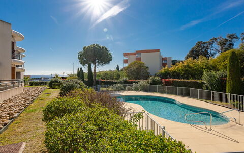 Les Rivages de L'Esterel: Vand, Himmel, Plante, Sky, Bygning, Lys, Svømmepøl, Træ, Krop Af Vand, Urban Design