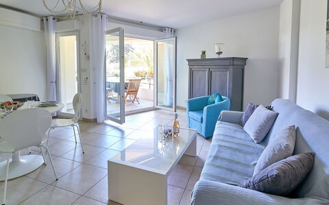 Les Rivages de L'Esterel: Møbel, Indretning, Gulvbelægning, Etage, Couch, Lejlighed, Stol, Bord, Hjem, Stue