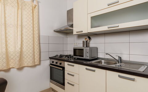 Novi Vinodolski 117: Større Bandage, Køkken, Køkken Apparat, Indretning, Countertop, Cabinetry, Gulvbelægning, Træ, Møbel, Værelse