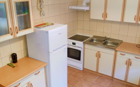 Smołdziński Las: Værelse, Ejendom, Køkken, Countertop, Større Bandage, Møbel, Komfur, Cabinetry, Etage, Bygning