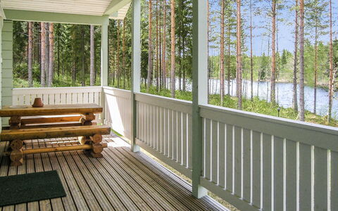 Yläneuvola Lanssi: Møbel, Indretning, Gulvbelægning, Etage, Bord, Loft, Køkken & Spisebord, Belysning, Stol, Hjem