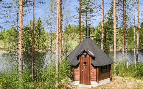 Yläneuvola Lanssi: Møbel, Indretning, Gulvbelægning, Etage, Bord, Loft, Køkken & Spisebord, Belysning, Stol, Hjem