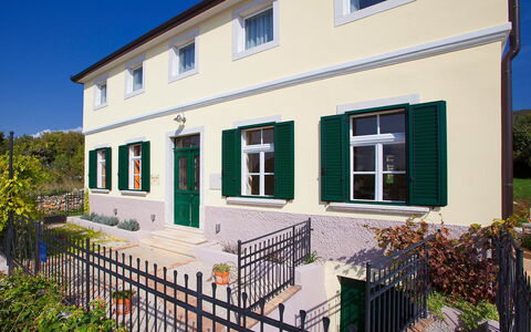 Bea: Ejendom, Hus, Bygning, Hjem, Ejendom, Arkitektur, Facade, Boligområde, Villa, Træ