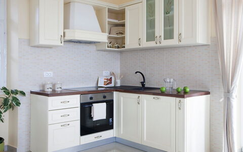 Bea: Møbel, Cabinetry, Værelse, Køkken, Ejendom, Countertop, Indretning, Flise, Bygning, Materielle Værdier