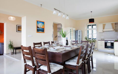 Bea: Spisestue, Værelse, Ejendom, Møbel, Indretning, Bygning, Loft, Bord, Etage, Hus