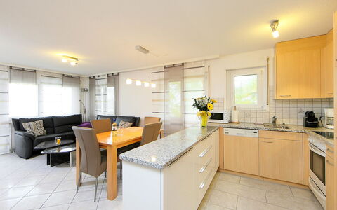 Sonnhalde B: Ejendom, Værelse, Countertop, Møbel, Køkken, Cabinetry, Bygning, Indretning, Gul, Hus