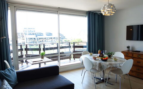 Les Marinas: Plante, Møbel, Ejendom, Vindue, Stol, Bygning, Træ, Belysning, Blomsterkrukke, Arkitektur