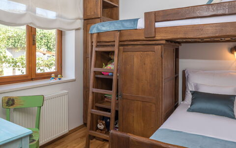 Villa Dalmatica Moderna: Møbel, Seng, Værelse, Soveværelse, Ejendom, Bed Frame, Køjeseng, Bygning, Hus, Indretning