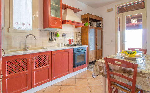 Agriturismo la Casetta di Chiara: Cabinetry, Møbel, Countertop, Køkkenvask, Håndvask, Ejendom, Tap, Vindue, Stol, Køkken