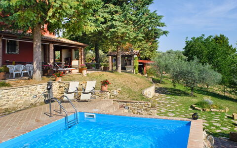 Agriturismo la Casetta di Chiara: Vand, Plante, Bygning, Ejendom, Himmel, Svømmepøl, Vindue, Azure, Stol, Træ