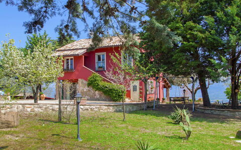 Agriturismo la Casetta di Chiara: Plante, Himmel, Ejendom, Bygning, Vindue, Træ, Land Lot, Hus, Biome, Græs