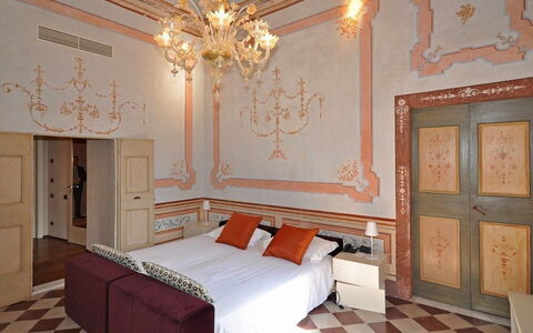 Villa Gubbio: Værelse, Soveværelse, Ejendom, Møbel, Indretning, Loft, Bygning, Væg, Seng, Sengetøj