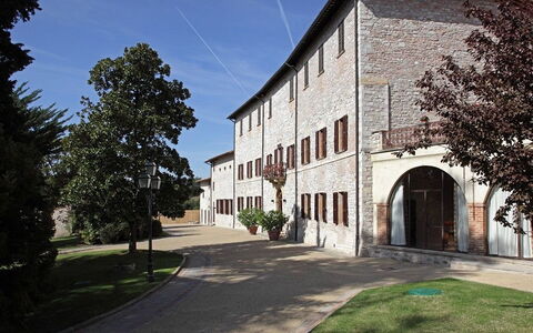 Villa Gubbio: Ejendom, Bygning, Hus, Arkitektur, Estate, Hjem, Ejendom, Mansion, Facade, Boligområde