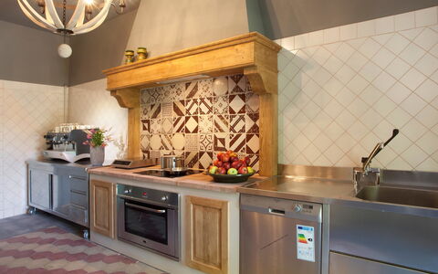 Villa Gubbio: Countertop, Ejendom, Værelse, Flise, Køkken, Cabinetry, Indretning, Møbel, Etage, Loft