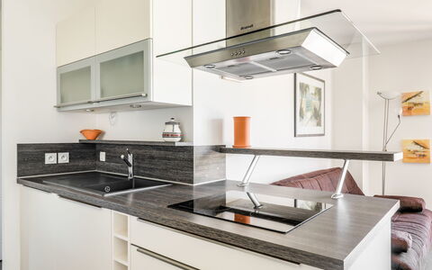 Résidence Cap Marine: Countertop, Køkken, Værelse, Ejendom, Cabinetry, Møbel, Indretning, Komfur, Bygning, Hus