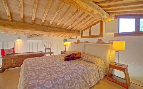 Capannino: Soveværelse, Seng, Værelse, Møbel, Ejendom, Bed Frame, Loft, Bygning, Sengetøj, Sengetøj