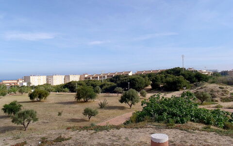 Edificio Las Americas: Himmel, Ejendom, Træ, Land Lot, Shrubland, Plantesamfund, Sky, Ejendom, Ferie, Bjerg